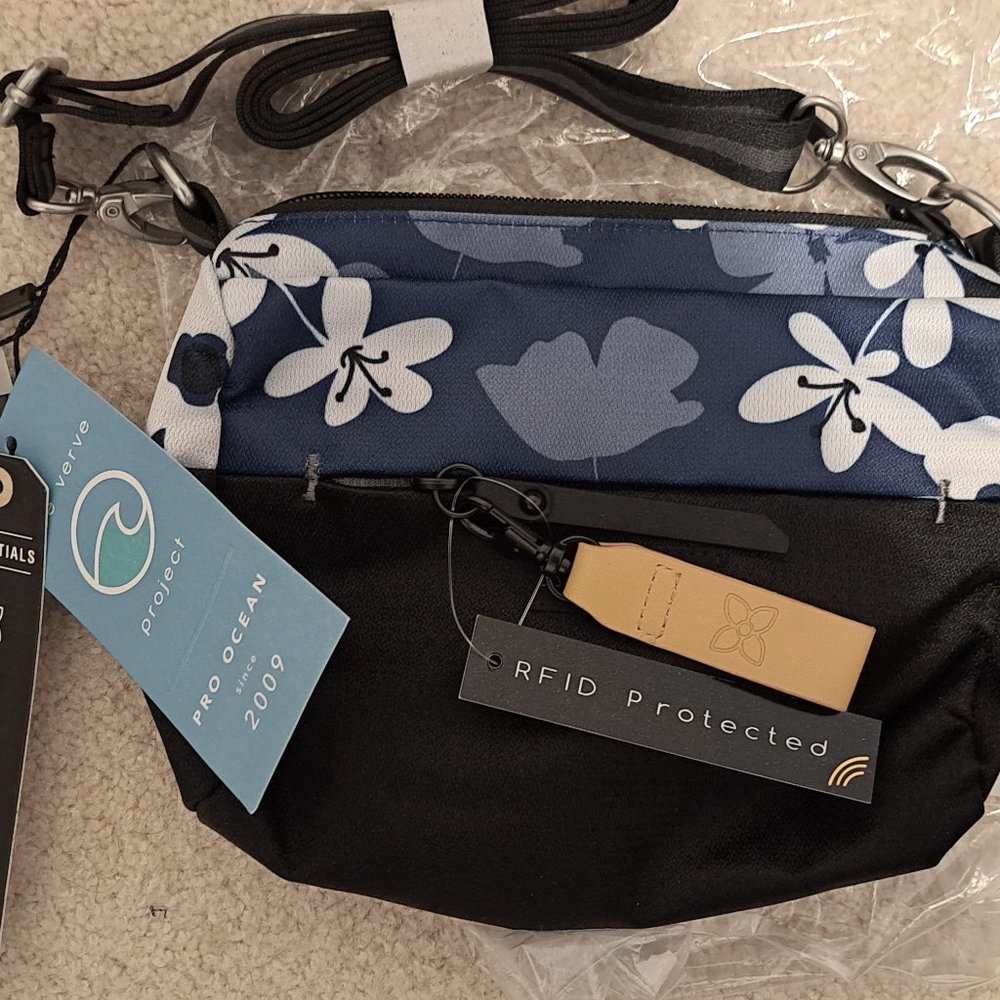 NWT Sherpani Skye Aloha Blue bag.